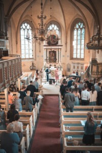 Braut wird in Kirche geführt, Bad Essen , Osnabrücl